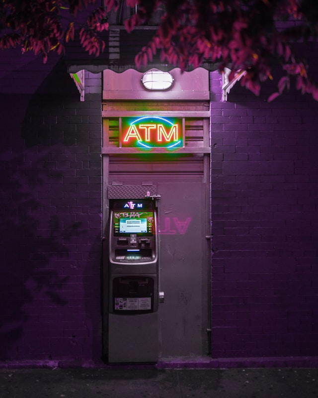 おしゃれなライトアップされたATM