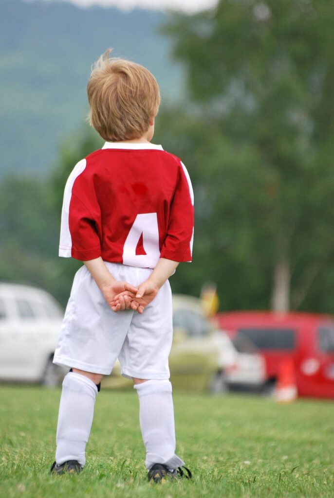 サッカーをしている子供の後ろ姿